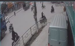 Video: Sang đường không quan sát, người đàn ông gặp tai nạn thảm khốc
