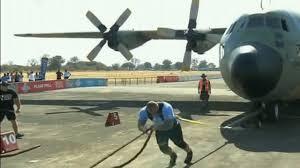 Video: Xem người đàn ông khỏe nhất thế giới kéo lê máy bay nặng 26 tấn