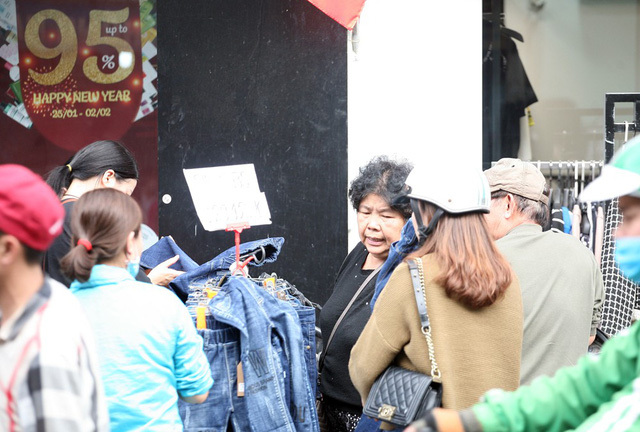 Hà Nội: Cả ngàn người chen nhau mua quần áo đại hạ giá chiều 29 Tết