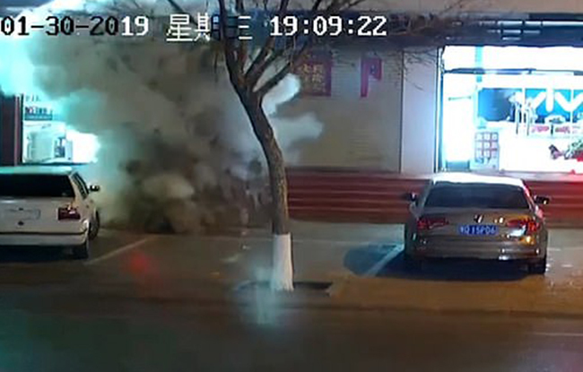 Video: Cậu bé châm pháo khiến mặt đường nổ tung, gạch bắn lên trời