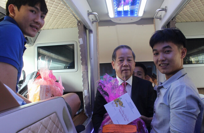Tin tức thời sự 24h mới nhất ngày 5/2/2019: Chủ tịch tỉnh chúc Tết hành khách trên chuyến xe cuối về quê