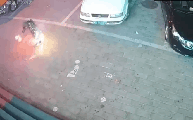 Video: Dại dột châm pháo sáng vào nắp cống, cậu bé khiến vỉa hè bật tung như động đất