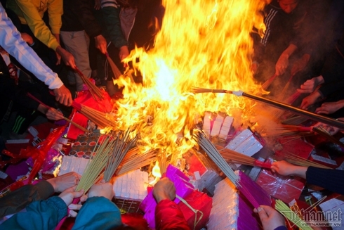 Tuyên truyền giảm đốt vàng mã dịp lễ tết: Liệu có giảm?