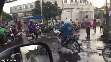 Kinh hoàng cảnh cả trăm người dân Thái Lan lao vào cướp bóc 80.000 lon bia rơi xuống đường