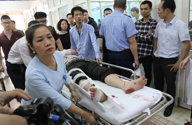 Bệnh viện Việt Đức chật cứng bệnh nhân pháo nổ và tai nạn giao thông