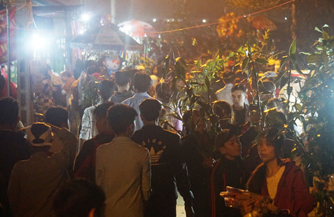 Quảng Trị: Hàng vạn người đổ xô đi chợ cầu may lúc rạng sáng mùng 3 Tết