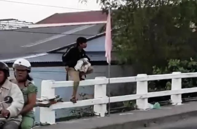 Nam thanh niên ôm cháu bé dọa nhảy cầu tự tử