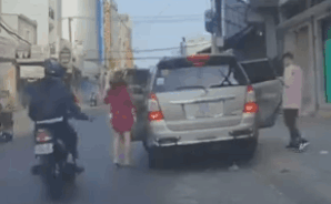 Video: Đeo túi hờ hững trên vai, người phụ nữ bị cướp táo tợn mùng 1 Tết