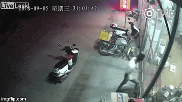 Video: Bi hài thanh niên đâm sầm vào cửa kính, ngã