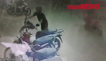 Video: Thanh niên bịt mặt, bẻ khóa trộm SH nhanh như chớp trước cửa siêu thị