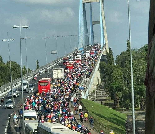 Dòng người kéo về TP. Hồ Chí Minh sau kỳ nghỉ Tết, cầu Mỹ Thuận tắc gần 10km