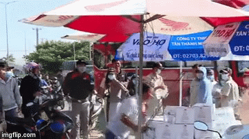 Video: Xôn xao clip người đàn ông cầm gậy rượt đuổi CSGT phát nước cho người đi đường