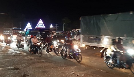 Tránh tắc đường sau Tết, người dân chọn chạy xe suốt đêm để về TP Hồ Chí Minh 