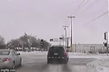 Video: Container thắng trượt, đâm thẳng vào xe cảnh sát, gây tai nạn kinh hoàng