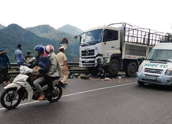 Xe máy đấu đầu ô tô trên đèo Bảo Lộc, nam 