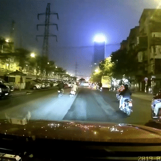 Video: Xe máy lao đảo như say rượu, đâm thẳng vào xe khác