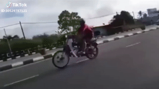 Video: Bốc đầu xe máy, nam thanh niên ngã đập mặt xuống đường