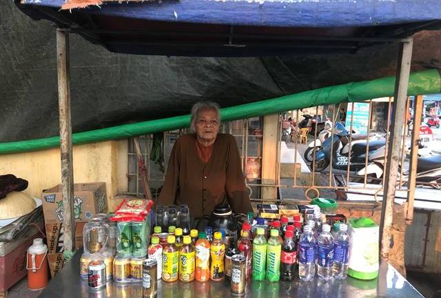 Thanh Hóa: Xót xa hoàn cảnh cụ bà hơn 90 tuổi gần 50 năm bán nước trước cổng bến xe