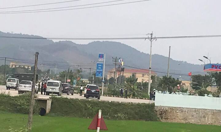 Mẹ đối tượng buôn ma túy ôm súng cố thủ trong ô tô cuối thuyết phục con đầu hàng