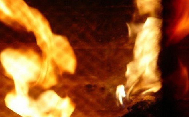 Tạm giam người chồng nhẫn tâm tưới xăng đốt vợ vì không chịu đưa tiền đi khám bệnh