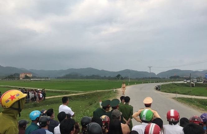 Vụ ôm súng cố thủ trong ôtô: Danh tính đối tượng cuối cùng vừa hạ vũ khí đầu hàng  