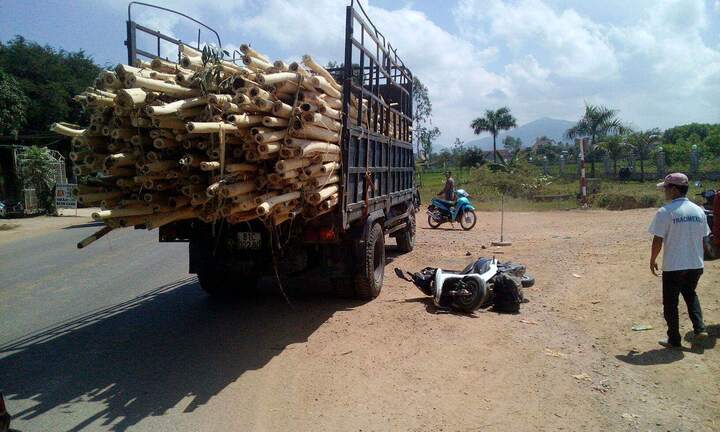 Tin tai nạn giao thông mới nhất ngày 17/2/2019: Xe máy va chạm mạnh với xe tải, 3 người thương vong