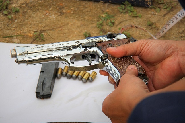 Vụ ôm súng cố thủ trong xe ô tô ở Hà Tĩnh: Phát hiện khẩu súng đã được lên đạn