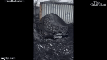 Video: Tuyết đen kỳ lạ phủ kín đường phố Nga