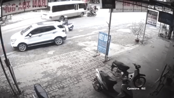 Clip: Xe máy sang đường ẩu khiến người đàn ông suýt chết dưới gầm xe tải