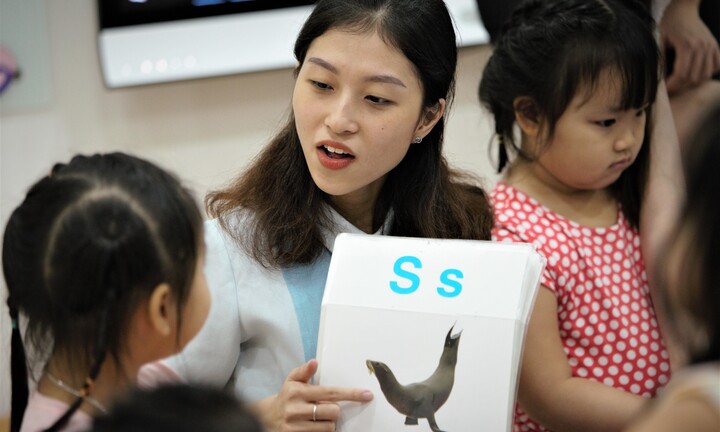 Chiếc áo dài lấm đất và tư duy phản biện của “bọn trẻ”