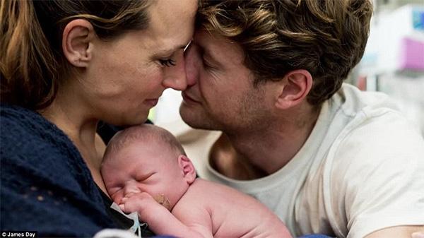 Ông bố òa khóc khi ôm con trai vào lòng sau 8 năm hiếm muộn do tinh trùng yếu