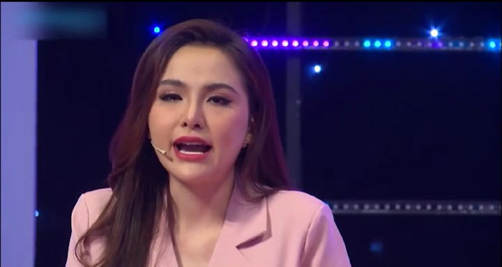 Sau 4 năm bị gia đình từ mặt, hoa hậu Diễm Hương khóc nức nở xin lỗi mẹ