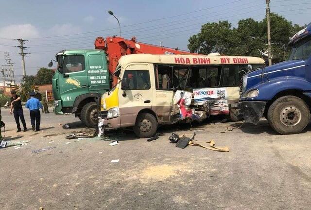 Tai nạn liên hoàn trên đại lộ Thăng Long, 2 vợ chồng tử vong