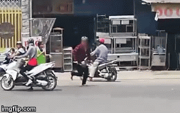 Video: Nam thanh niên bị đuổi đánh giữa đường sau va chạm giao thông