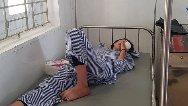 Bình thí nghiệm phát nổ trong giờ thực hành, hai học sinh bị thương