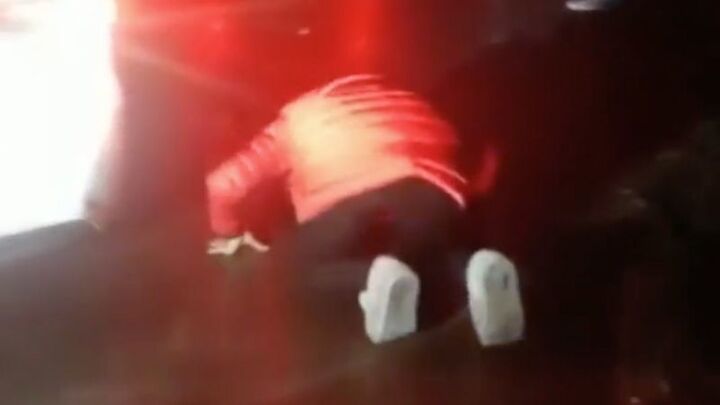 Xót xa cảnh con gái xuống xe cấp cứu quỳ lạy mọi người mong nhường đường để cứu bố