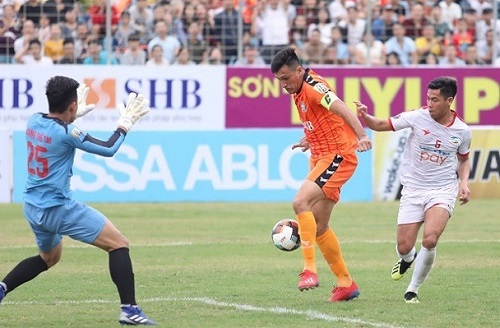 Quế Ngọc Hải nhận thẻ đỏ, CLB Viettel thua đậm ngày ra mắt