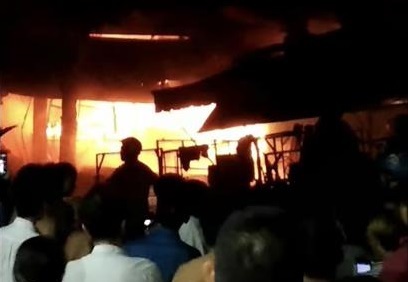 Sau tiếng nổ lớn, 3 ki-ốt bị thiêu rụi trong đêm tại Bình Dương