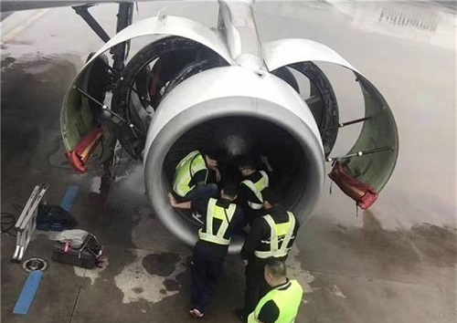 Ném đồng xu vào động cơ máy bay để cầu may, nam hành khách Trung Quốc nhận kết đắng