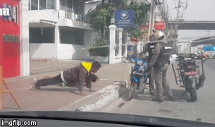 CSGT bắt hai thanh niên hít đất vì không có tiền đóng phạt