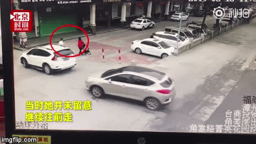 Video: Bé gái 2 tuổi sống sót thần kỳ sau khi bị ô tô SUV cuốn vào gầm