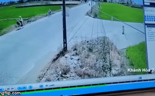 Video: Rùng mình khoảnh khắc ô tô lao như tên bắn, húc bay nữ sinh đi xe đạp