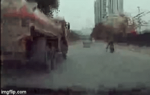 Video: Nam thanh niên suýt chết trước đầu ô tô vì mải nghịch điện thoại