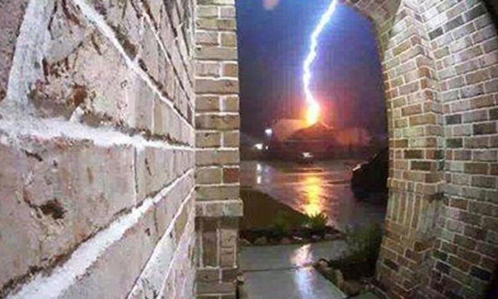 Video: Camera ghi lại khoảnh khắc sét đánh trúng nhà dân 