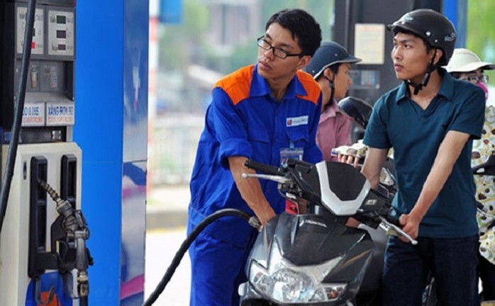 Giá xăng RON 92 và RON 95 bất ngờ tăng trên 900 đồng/lít
