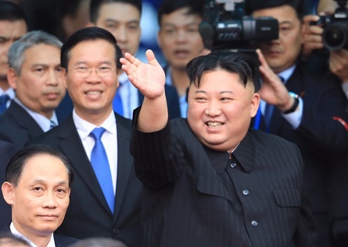 Chủ tịch Triều Tiên Kim Jong-un vẫy tay chào tạm biệt, lên tàu rời Việt Nam về nước