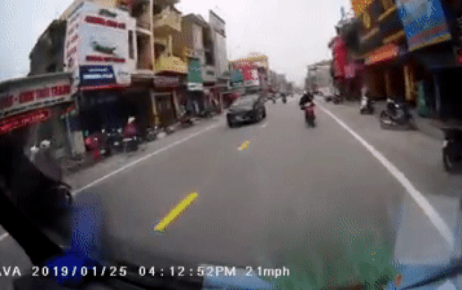 Video: Say xỉn, tài xế xe máy đâm vào ô tô rồi ngã ra giữa đường