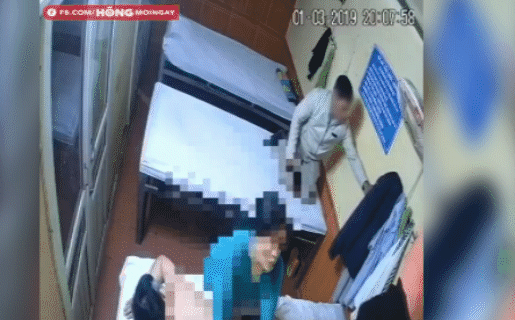 Video: Người đàn ông vô tư móc trộm điện thoại và tiền trong phòng tẩm quất người mù