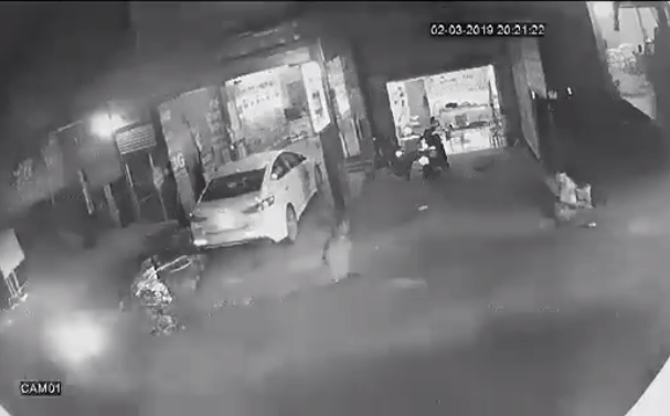 Video: 3 giây sau ánh đèn pha lóe sáng, người đàn ông đi xe máy lao đầu vào xe tải