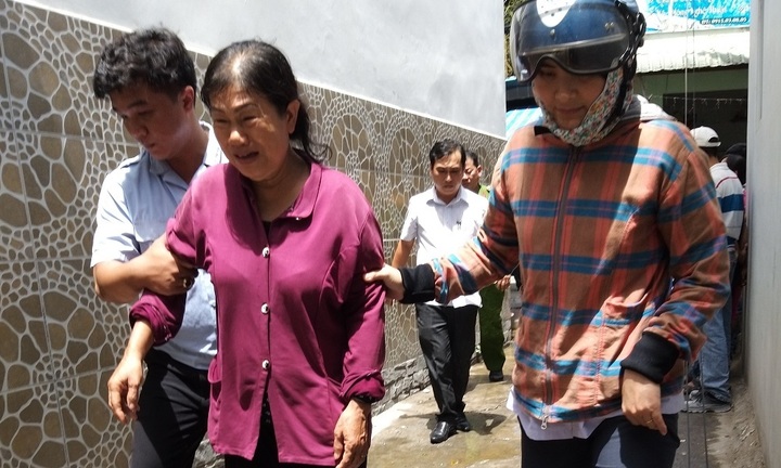 Hai căn nhà cháy rụi giữa trưa, nữ gia chủ khóc ngất tại hiện trường